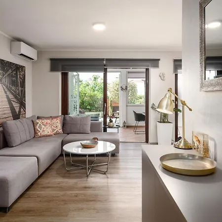 וילה Carla With Garden *