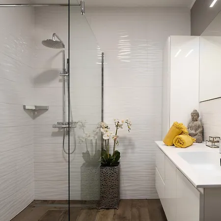 Carla With Garden וילה