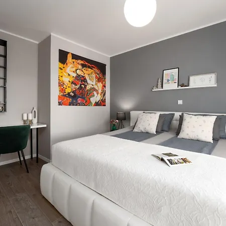 Carla With Garden פורץ